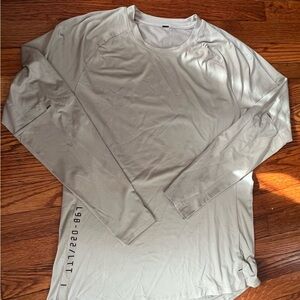 lululemon athletica Men's Light Gray Long Sleeve Shirt